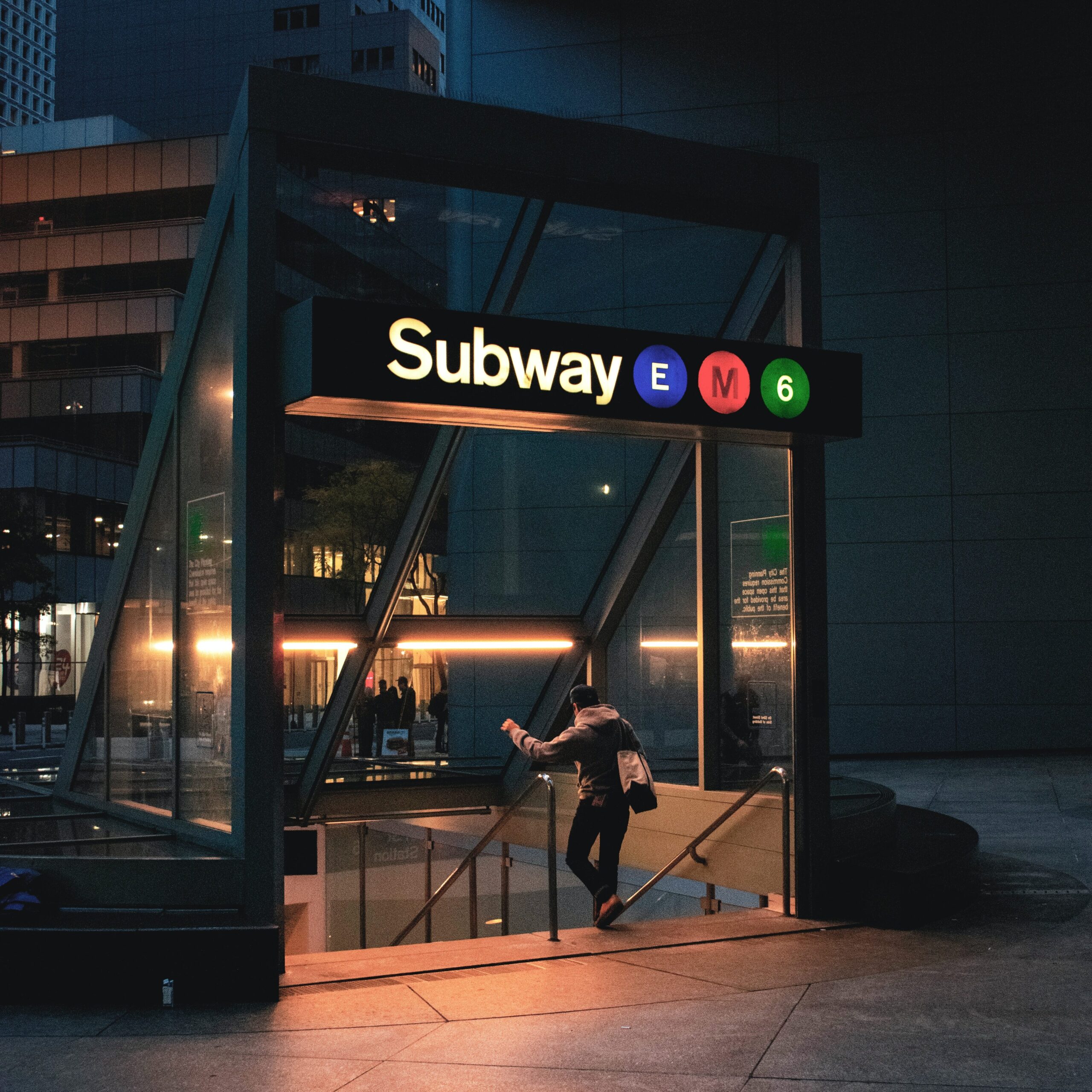Imagen de la entrada del metro  de Nueva York con la línea E, M y 6